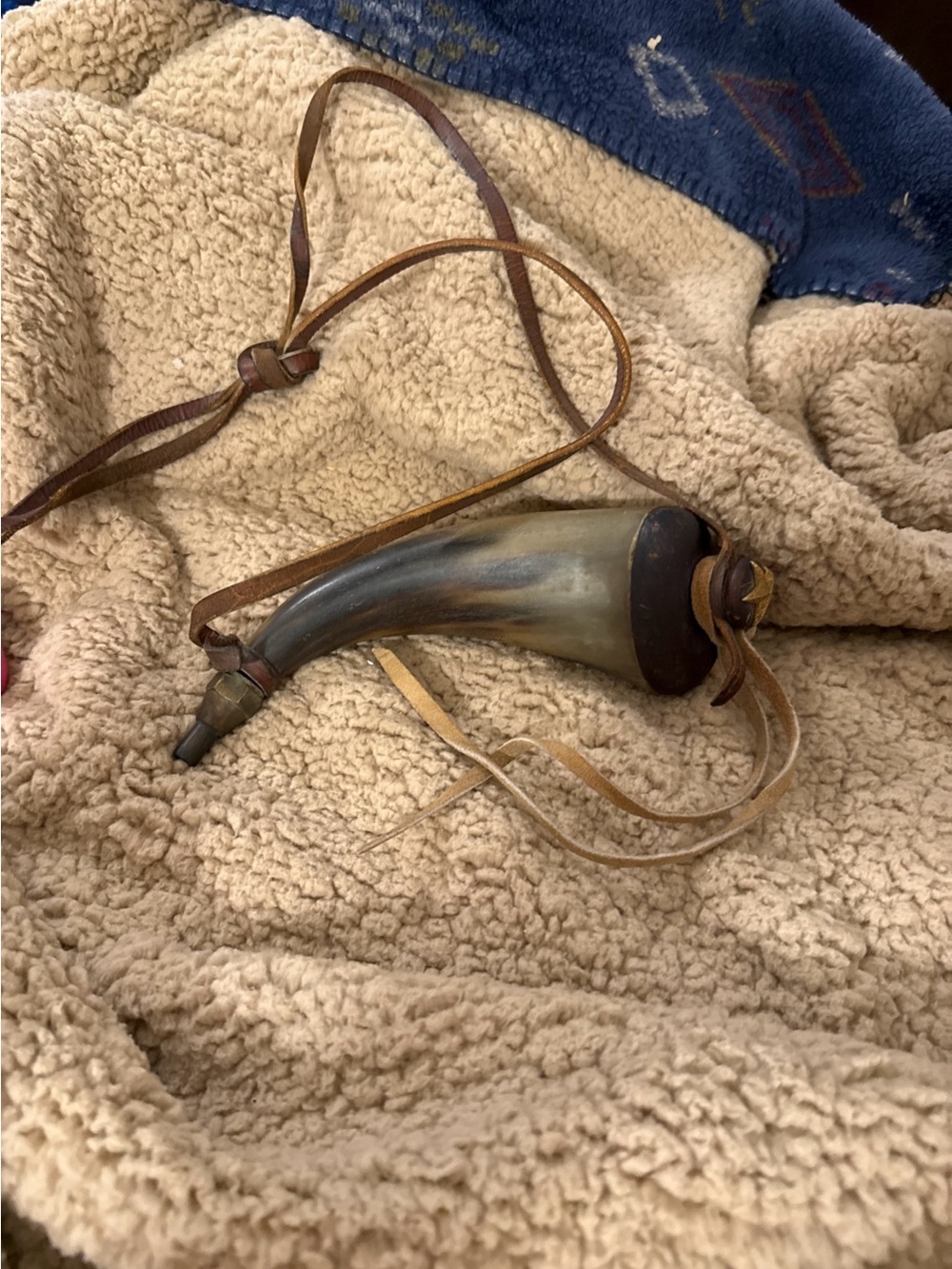 Vintage Natural Horn Hunting Powder leather strap & brass fittings 9”
